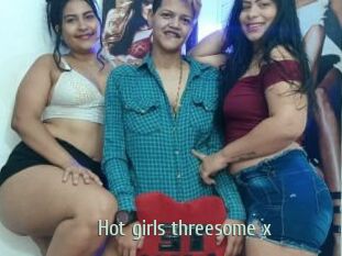 Hot_girls_threesome_x